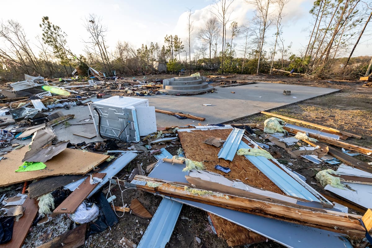 Así lucen los escombros de una casa tras el paso de un tornado en Prattville, Alabama