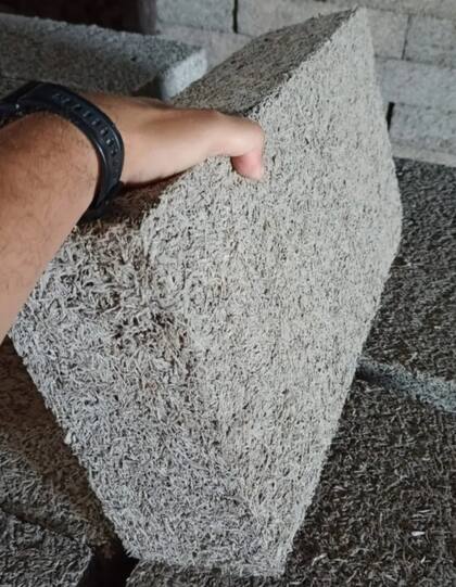 Asi lucen los ladrillos: el proceso mineraliza las fibras de la madera y es como una fusión de madera y concreto, explica Cordes