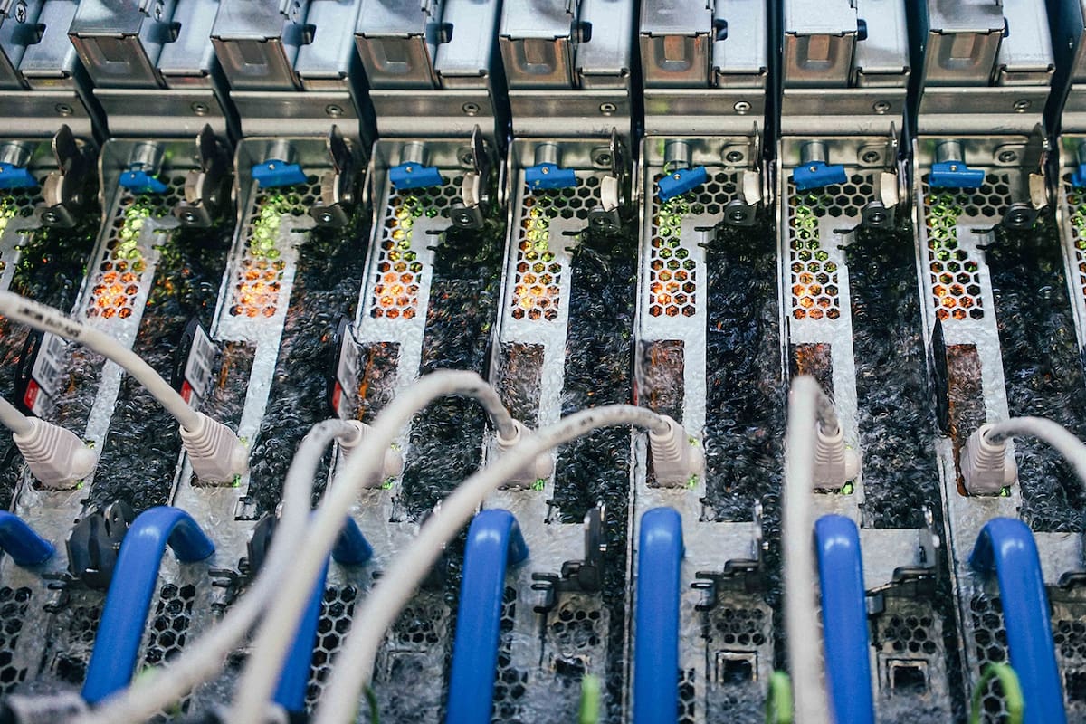 Así lucen los servidores de Microsoft sumergidos en un líquido refrigerante especial que entra en ebullición a 50 grados centígrados