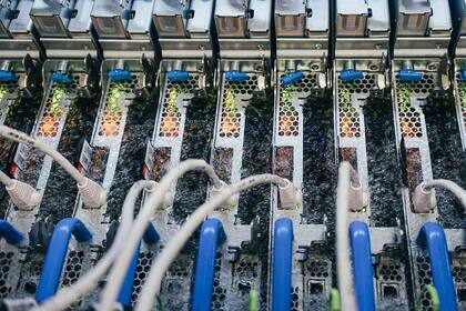 Así lucen los servidores de Microsoft sumergidos en un líquido refrigerante especial que entra en ebullición a 50 grados centígrados