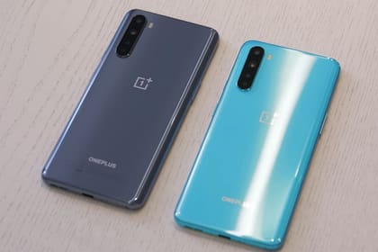 Así lucen los teléfonos Nord de OnePlus, disponibles en azul y celeste, que la firma china lanzará de forma oficial el 21 de julio