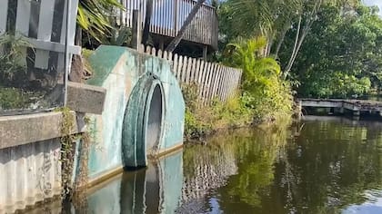 Así lucía el desagüe en el que se encontraba la estadounidense