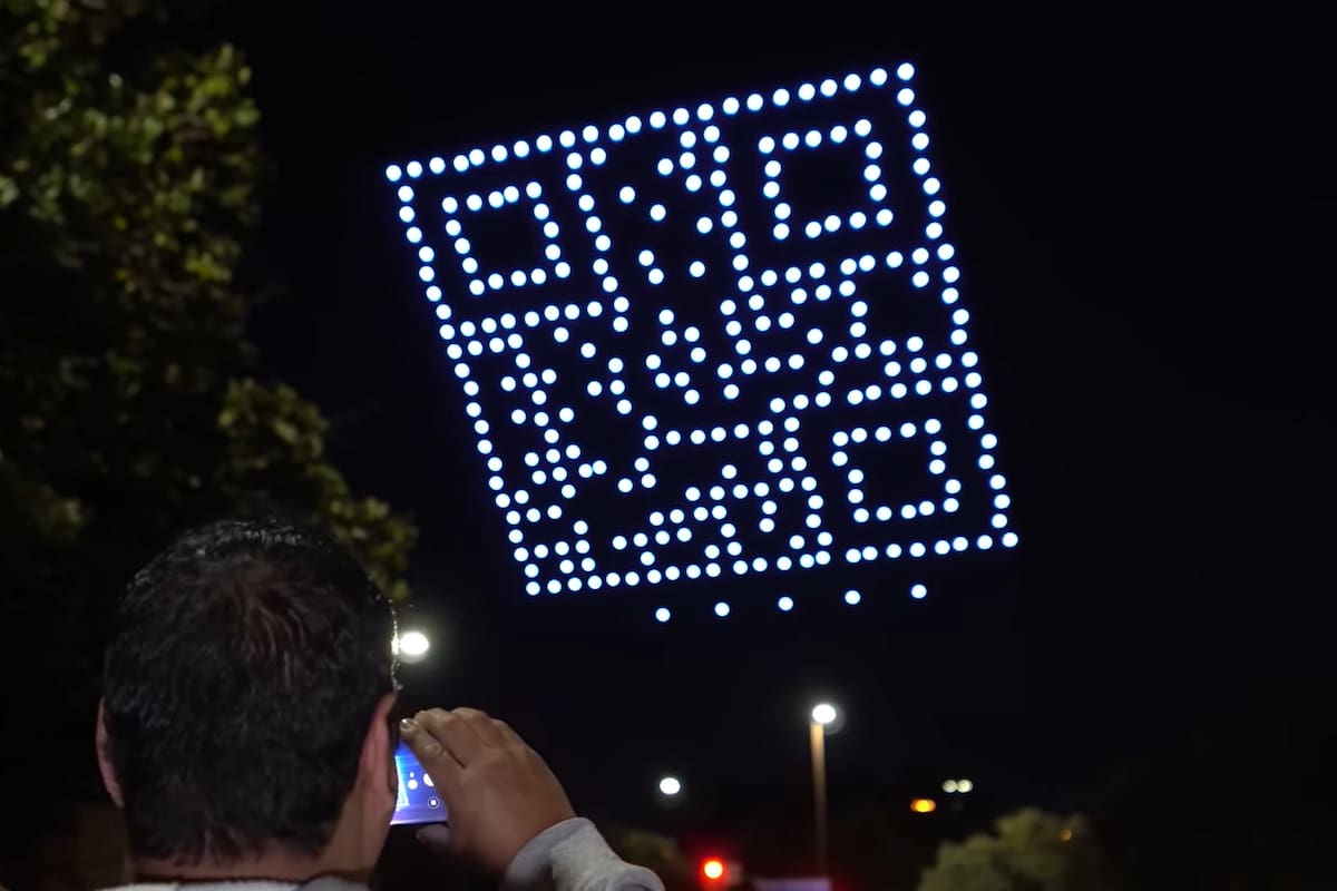 Así lucía el enorme código QR apareció en el cielo nocturno de Dallas, configurado con una clásica broma de las redes sociales
