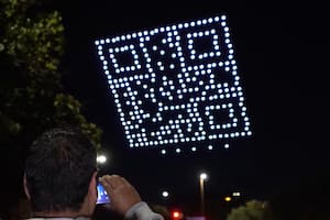 Así lucía el enorme código QR apareció en el cielo nocturno de Dallas, configurado con una clásica broma de las redes sociales