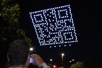 Así lucía el enorme código QR apareció en el cielo nocturno de Dallas, configurado con una clásica broma de las redes sociales