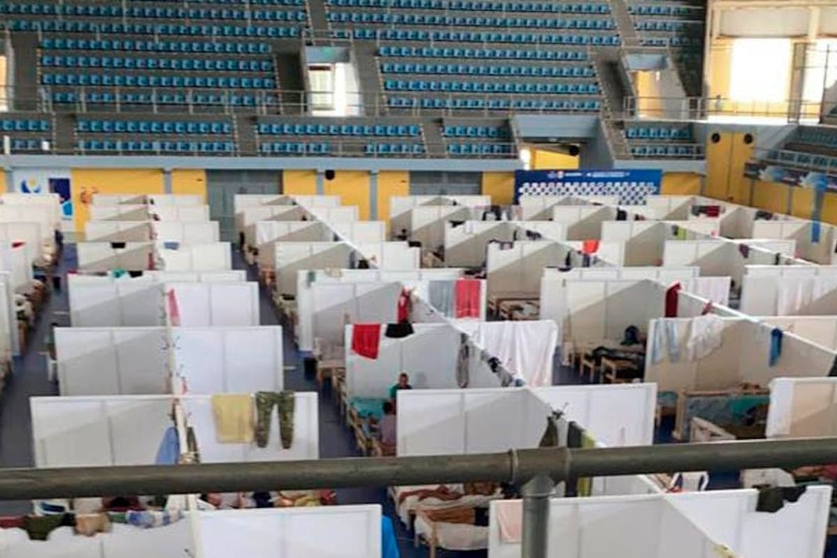 Asi lucía el microestadio Cincuentenario antes de la visita de Pietragalla. Dieron de alta a 126 personas con hisopado negativo y trasladoron a los positivos al Interdistrital Evita. Quedó impecable y semivacío cuando arribó el funcionario ayer.