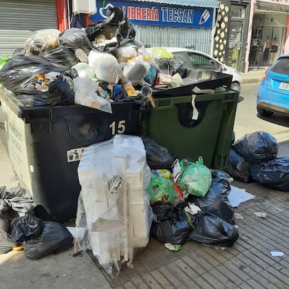 Así lucían los contenedores de San Nicolás durante la protesta sindical que frenó la recolección, en abril de 2022