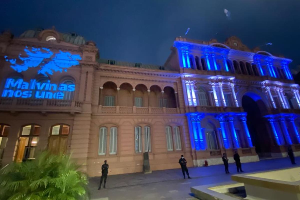 Así lució la Casa Rosada en la noche del 2 de abril.