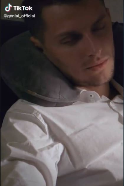 Así no: la forma habitual de utilizar la almohada de viaje es también la forma incorrecta