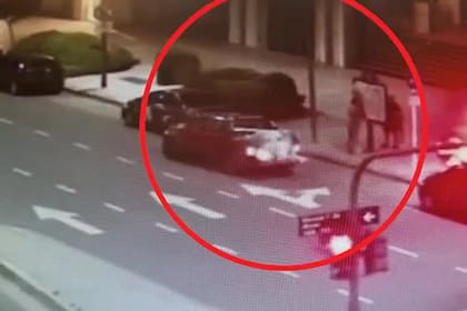 Así pegaban los afiches que incluían insultos y acusaciones contra Cristina Kirchner