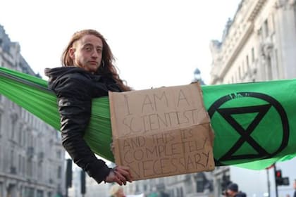 Un activista en el centro de Londres el pasado mes de abril