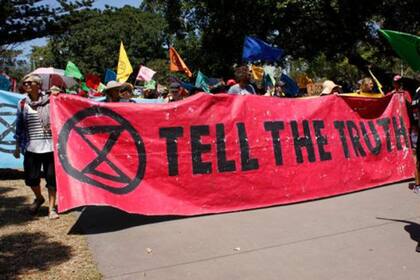 "Tell the truth" (di -o digan- la verdad) es uno de sus lemas