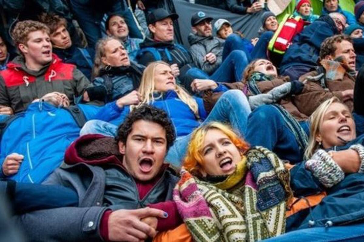 Así protestaban este lunes en Ámsterdam los miembros de Extinction Rebellion
