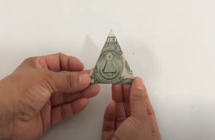 Así queda el dólar una vez que se lo dobla como un triángulo