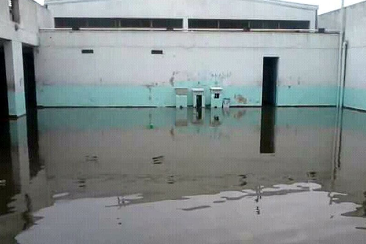 Así queda el patio de la escuela cuando llueve