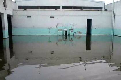 Así queda el patio de la escuela cuando llueve