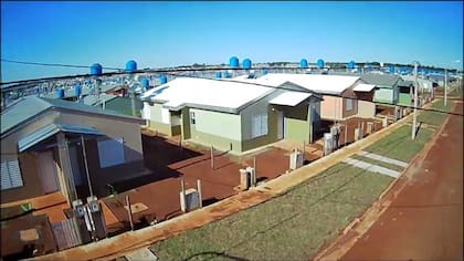 Asi quedan los techos "cool roof" en color blanco respecto a otros que no la tienen aplicada, en las viviendas sociales del barrio Itaembé Guazú, en las afueras de Misiones.