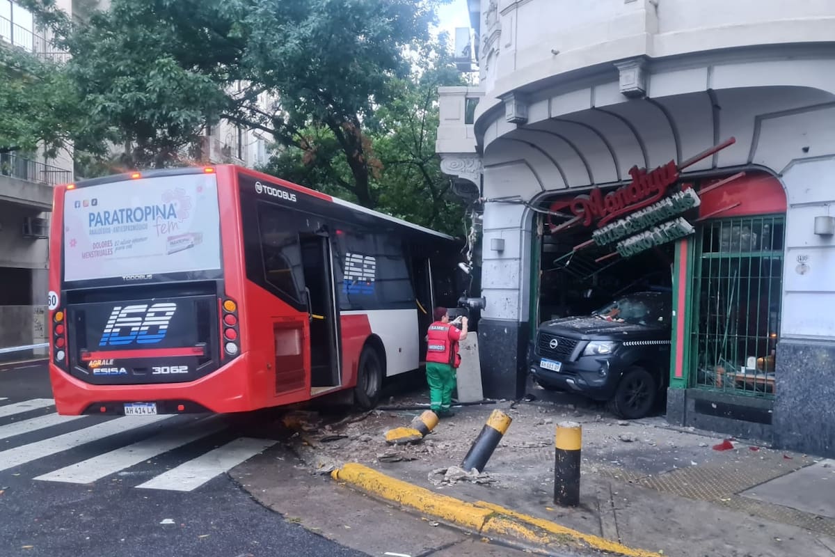 Así quedaron el colectivo y el patrullero que impactaron contra una pizzería.