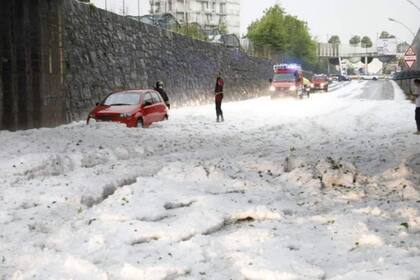 Así quedaron las calles de Nembro tras el temporal de granizo