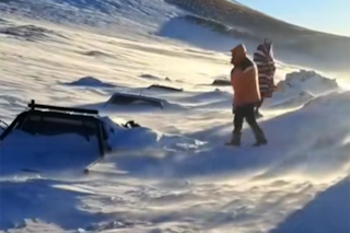 Tras dos días de tensión, las 163 personas atrapadas por la nieve fueron rescatadas