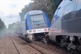Un tren regional descarriló en Francia y dejó 44 heridos: uno quedó en estado crítico