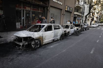 Así quedaron los autos incendiados en Luis María Campos al 200, en el barrio de Palermo