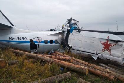 Así quedaron los restos del avión L-410 que se estrelló cerca de Menzelinsk, en la República de Tartaristán
