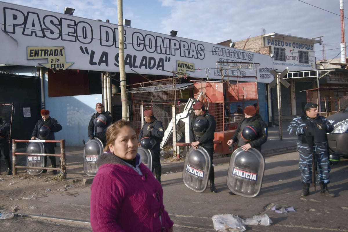 Asi quedó La Salada luego de los allanamientos que se realizaron por enriquecimiento ilÃcito, en donde varias personas fueron detenidas, entre ellas Jorge Castillo dueño de la feria, quién se tiroteó con la policÃa y un oficial resultó herido