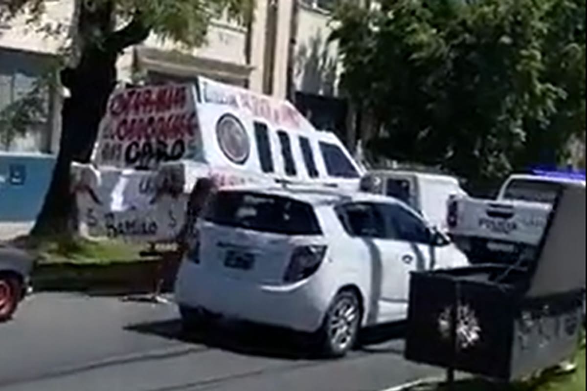 Así quedó detenido el "yate" con el que la oposición hizo una parodia del viaje de Insaurralde a Marbella