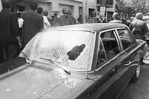 Así quedó el auto de José Ignacio Rucci, tras el atentado de los Montoneros, en la puerta de su casa, el 23 de septiembre de 1973