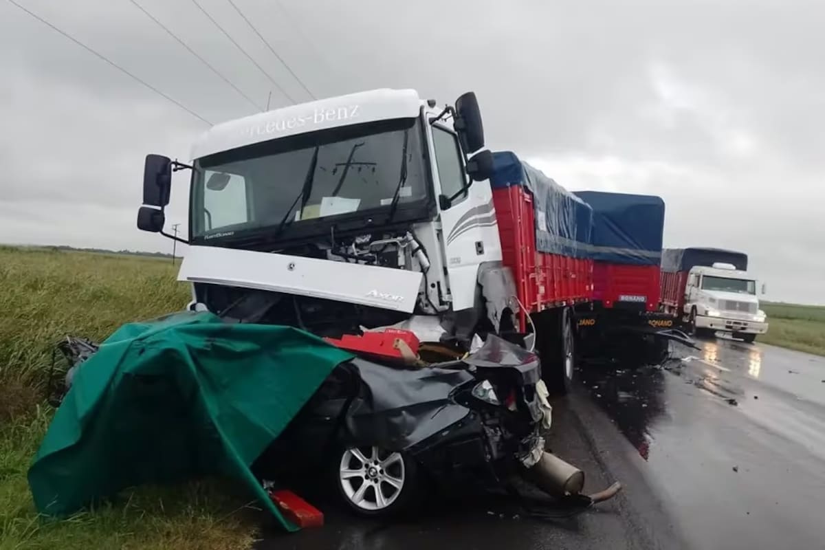 Así quedó el auto debajo del camión tras el impactante choque
