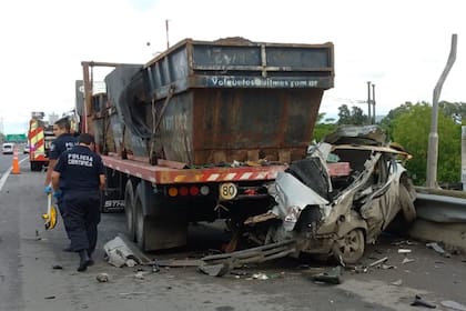 Así quedó el auto del joven de 26 años al chocar contra el camión