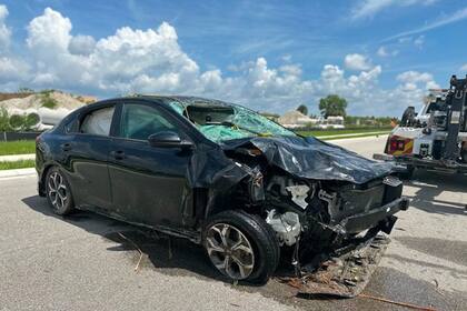 Así quedó el auto donde viajaban los cinco jóvenes que fallecieron en el accidente de Fort Myers, Florida