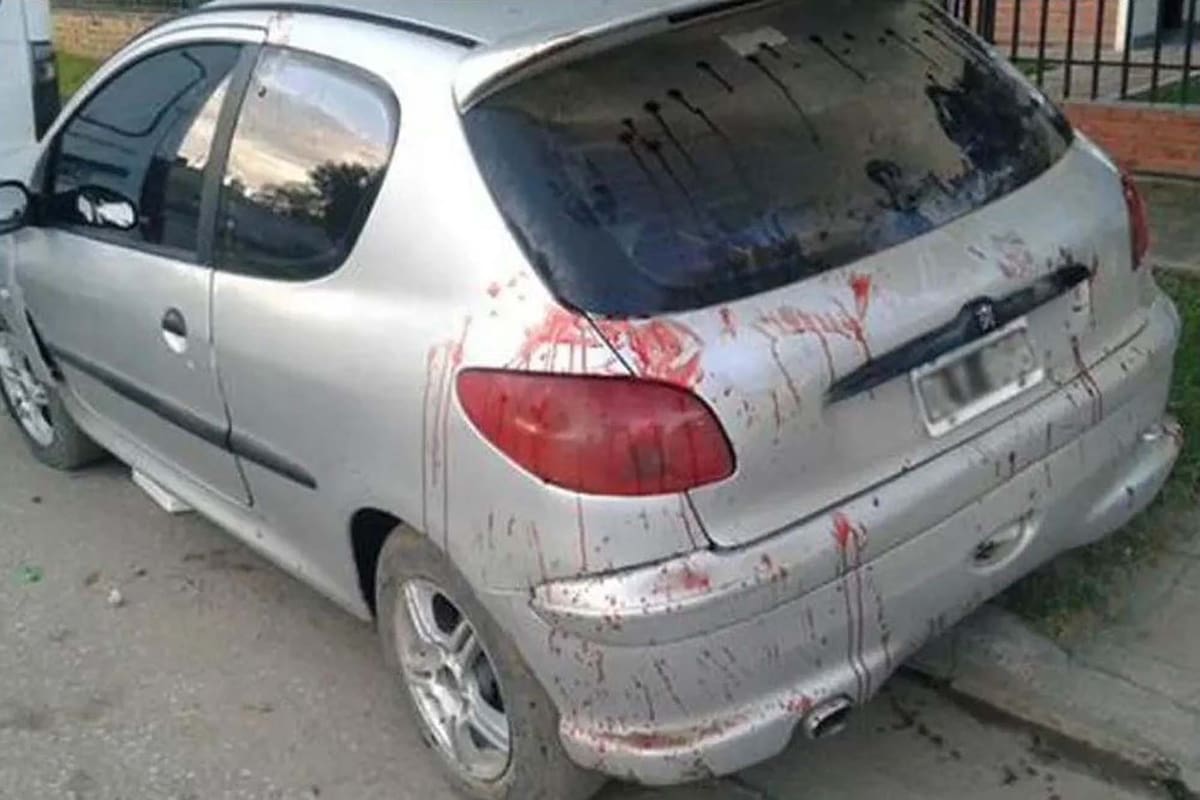 Así quedo el auto en el que huyeron los delincuentes con las heridas de la espada samurái