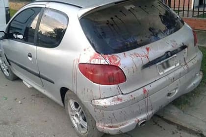 Así quedo el auto en el que huyeron los delincuentes con las heridas de la espada samurái