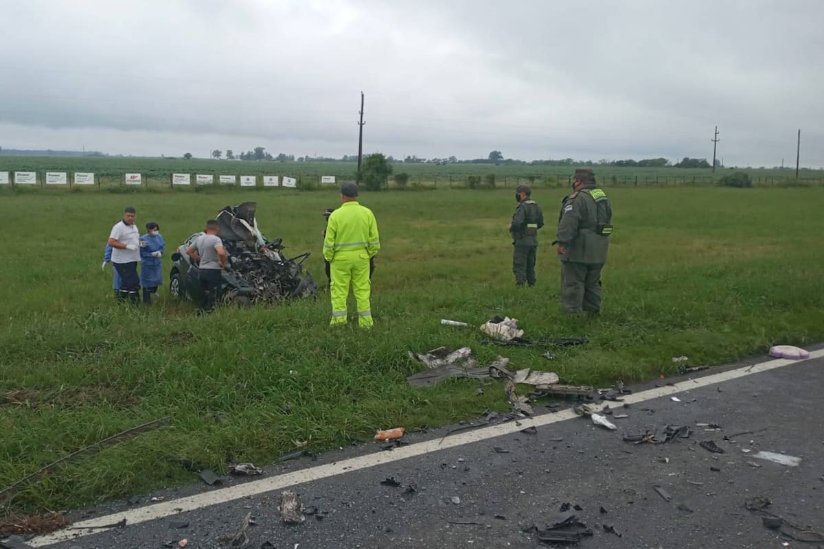 Así quedó el auto en el que murieron tres personas y una cuarte resultó gravemente heridos