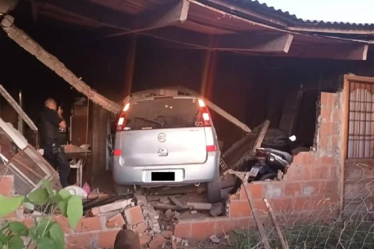 Así quedó el auto incrustado en la vivienda