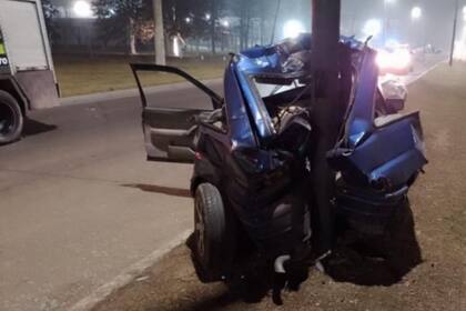 Así quedó el auto luego de impactar contra el poste de luz