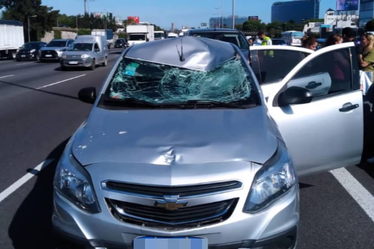 Así quedó el auto que atropelló al ladrón