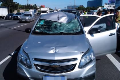 Así quedó el auto que atropelló al ladrón