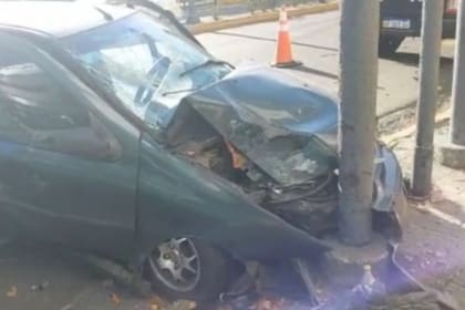 Así quedó el auto tras chocar contra el semáforo