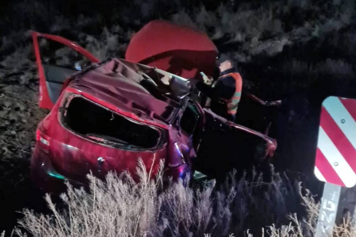 Así quedó el auto tras el vuelco, la familia que lo ocupaba resultó con heridas leves