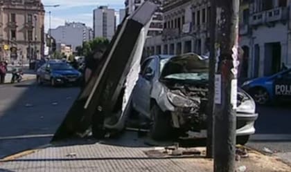 Así quedó el auto tras subirse a la vereda y atropellar a los peatones