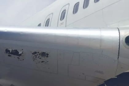 Así quedó el avión tras la tormenta de granizo en Milán
