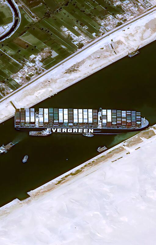 Así quedó el barco carguero que interrumpe el tráfico marítimo en el canal de Suez