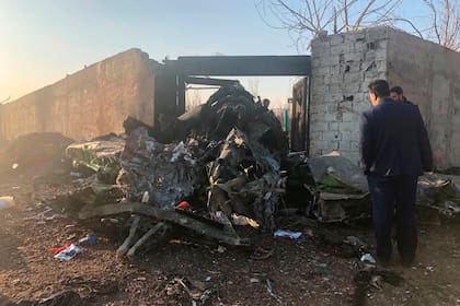 Así quedó el Boeing 737-800 en Teherán, luego de estrellarse al despegar