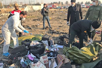 Los rescatistas encuentran pertenencias de las víctimas