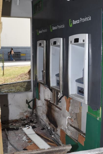 Así quedó el cajero tras la fuerte explosión