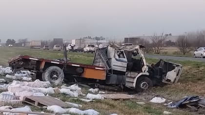 Así quedó el camión que llevaba la harina