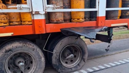 Así quedó el camión que transformaba garrafas de gas en Santa Fe